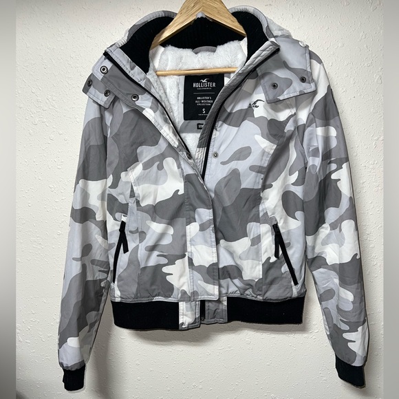 Hollister Jackets & Blazers - Hollister Women’s Camouflage Design‎ Bomber Jacket Size Small